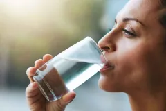 Beber agua no solo calma la sed: la hidratación modula la respuesta al estrés diario