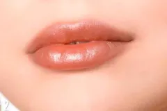 Labios marrones traslúcidos: La tendencia de belleza que vuelve a brillar en 2025 y 2026