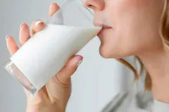La leche supera al agua como mejor bebida para hidratar, revela estudio científico