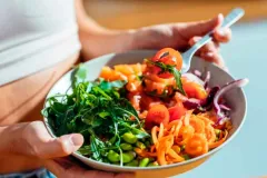 ¿Quieres vivir más? Este estudio explica qué tipo de proteínas deberías consumir