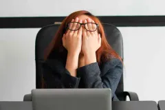 Vacaciones de verano ya no son un lujo: especialistas alertan por el aumento del burnout laboral