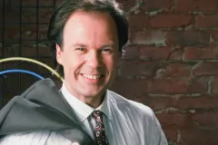 Muere a los 75 años Dennis Haskins, el inolvidable director de ‘Salvados por la campana’
