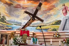 Muere sacerdotes tras impacto por una cruz durante transmisión en directo