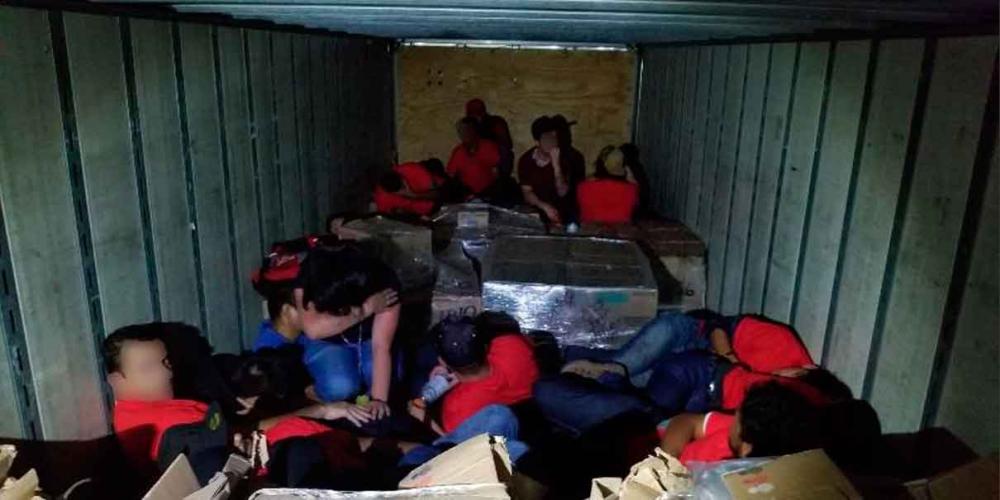 Rescatan a migrantes hacinados en caja de tráiler en la Vía Corta a Santa Ana