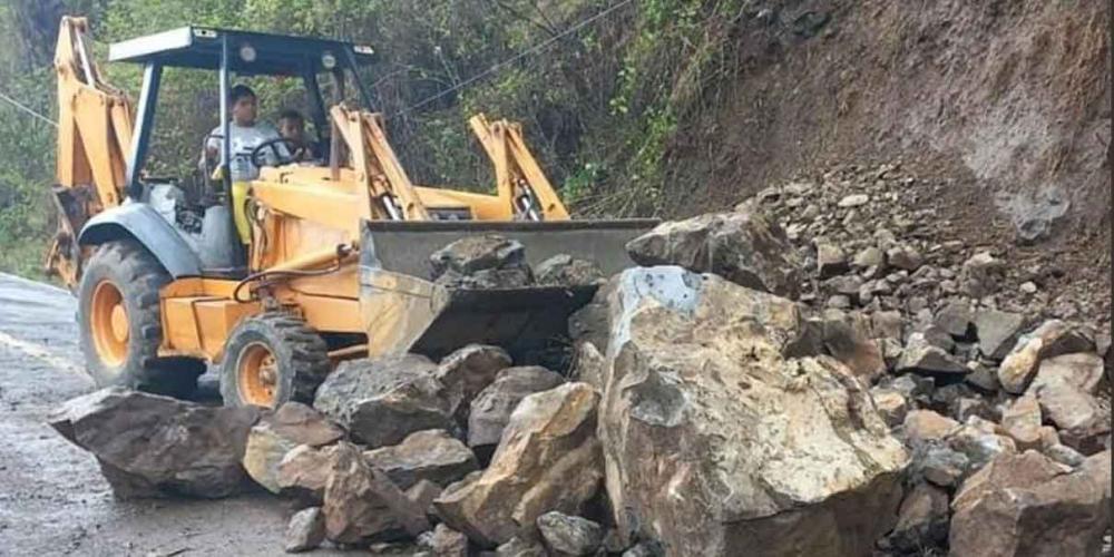 Deslaves e inundaciones por lluvias en Xochiltepec, en la Sierra Norte