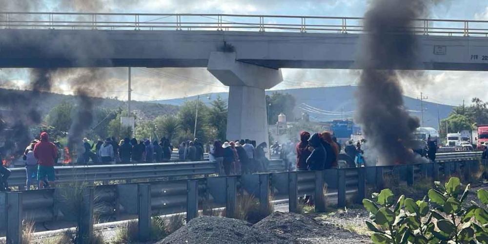Habitantes de Palmar de Bravo bloquean la Puebla-Veracruz; acusan fraude electoral