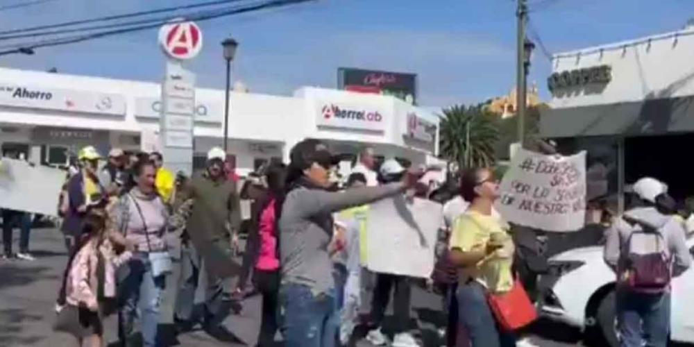 Manifestantes se oponen al cambio de circulación de la 14 Oriente en San Andrés Cholula