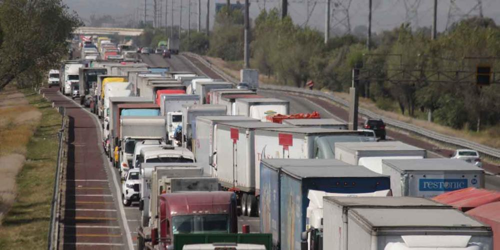 Por adeudos de obras del Tren Maya transportistas cerrarán carreteras de Puebla