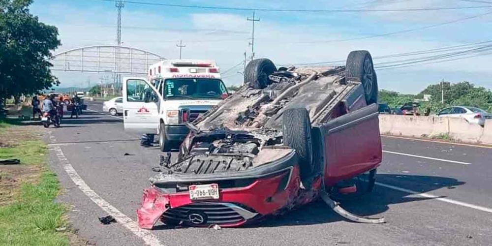 Volcadura destrozó camioneta en la carretera Izúcar-Atlixco; hubo dos heridos