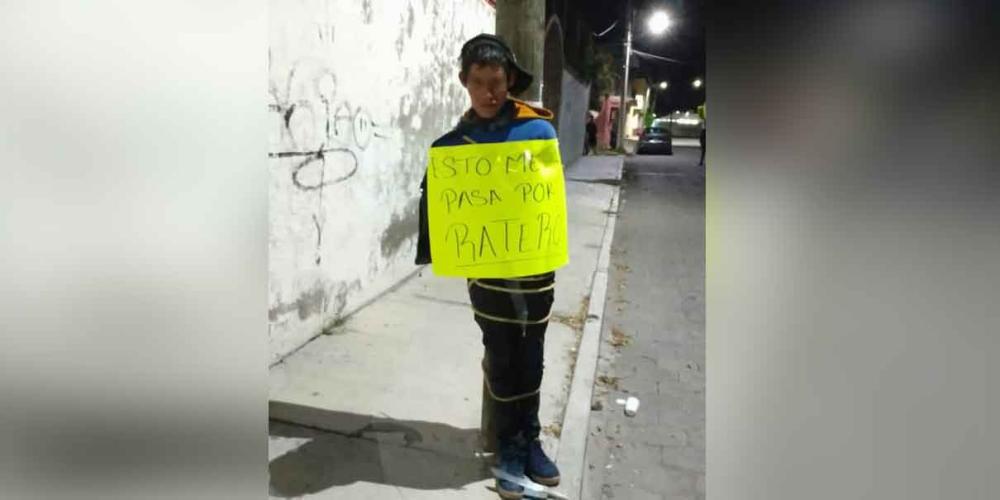 Exhiben a ladrón amarrado en un poste en Tehuacán; su cómplice huyó