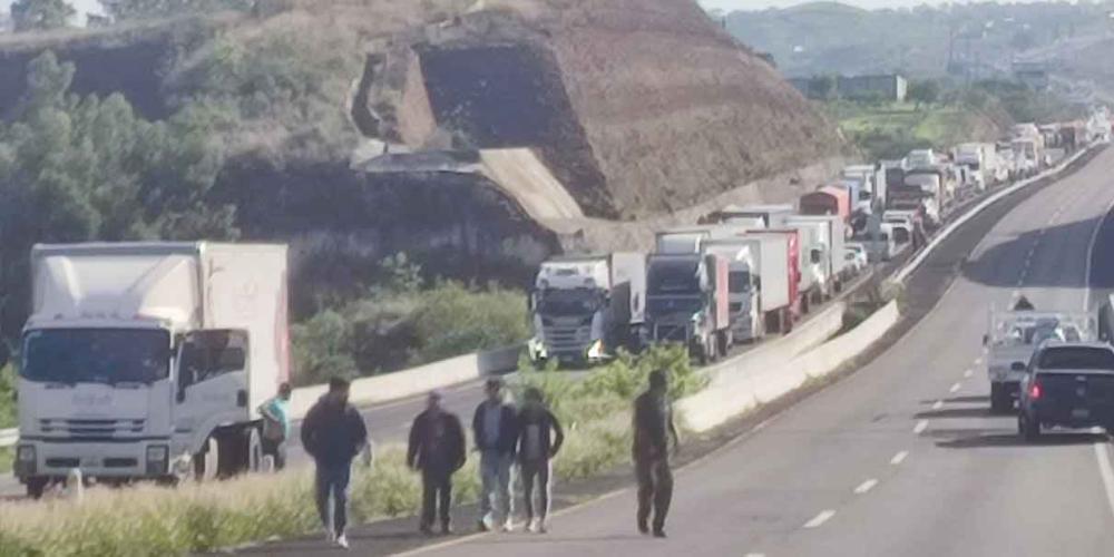 Amigos y familiares de taxista asesinado bloquearon la vía Atlixcáyotl; exigen justicia