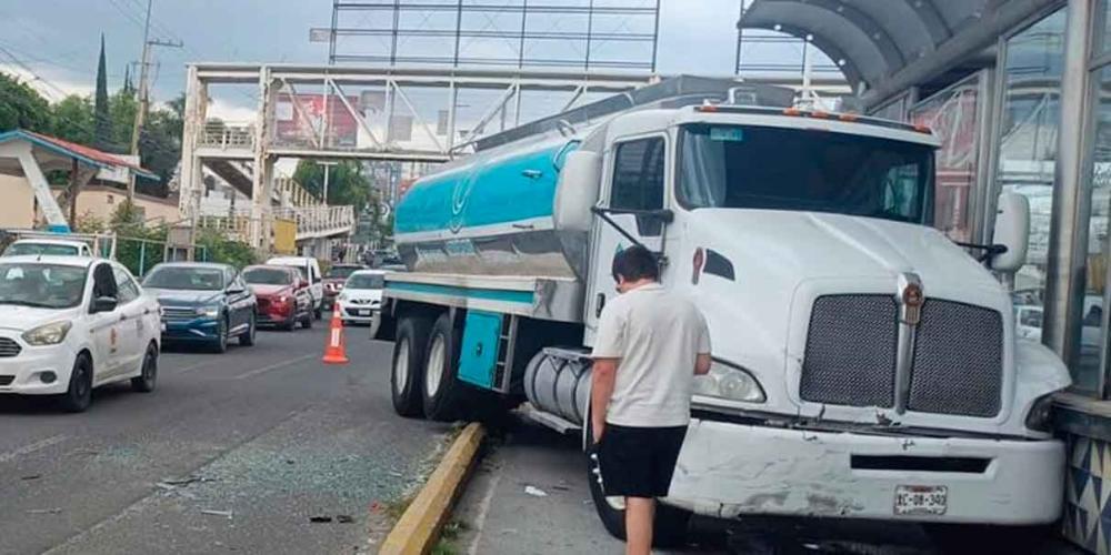 Pipa se estrelló contra paradero del RUTA en San Andrés Cholula