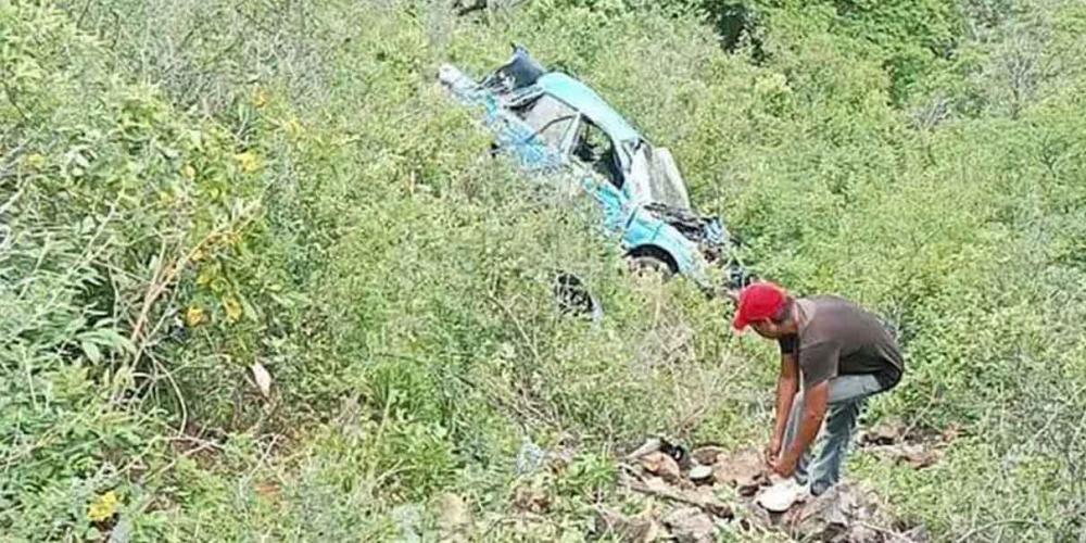 Muere mujer tras caer su auto en una barranca de Coxcatlán, Puebla