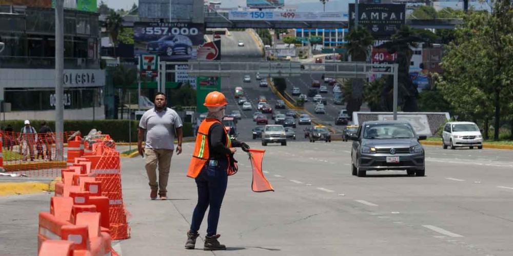 Cierran tres carriles de la Vía Atlixcáyotl por obras de rehabilitación