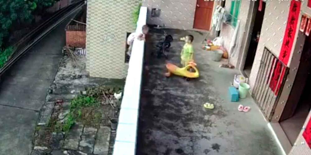 VIDEO. Cae niño de un balcón frente a los ojos de su hermano en China