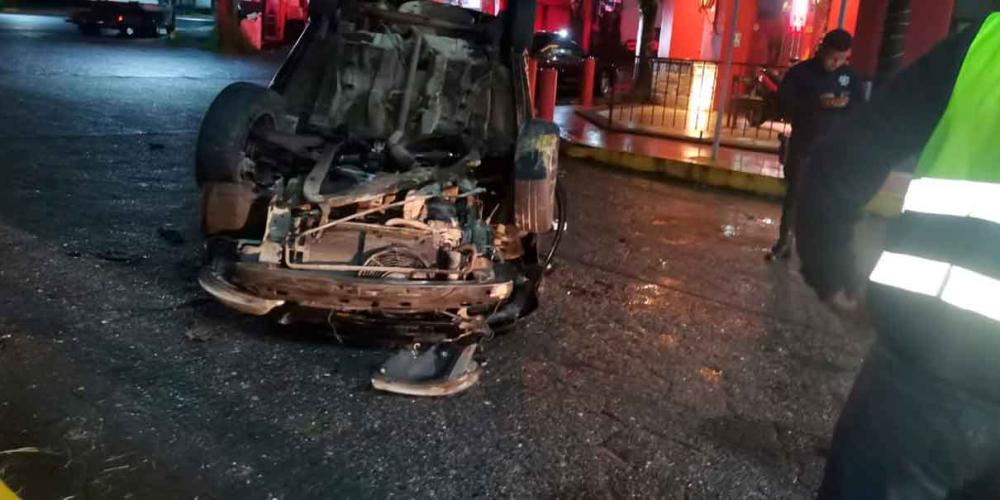 Auto volcado por exceso de velocidad en Xicotepec; conductor huye