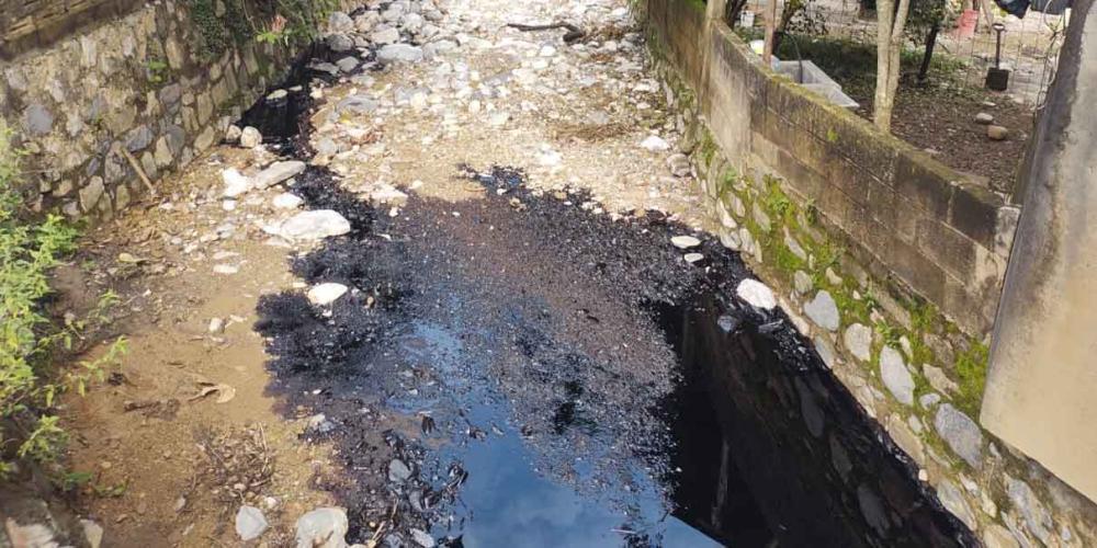 Toma clandestina de hidrocarburo provoca contaminación en arroyo en Xicotepec