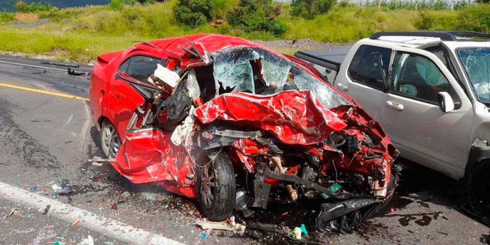 Dos conductores se impactan y mueren prensados en autopista Siglo XXI