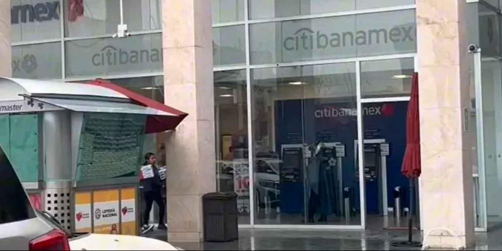 En Plaza Marazarik, ladrón armado roba 70 mil pesos en banco CitiBanamex 