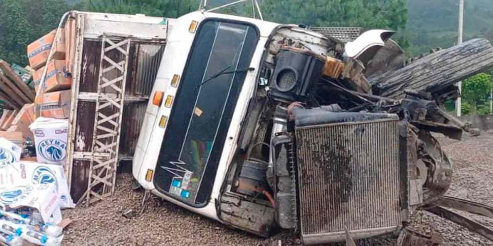 Chofer de camión evitó tragedia al quedarse sin frenos en autopista de la Sierra Norte