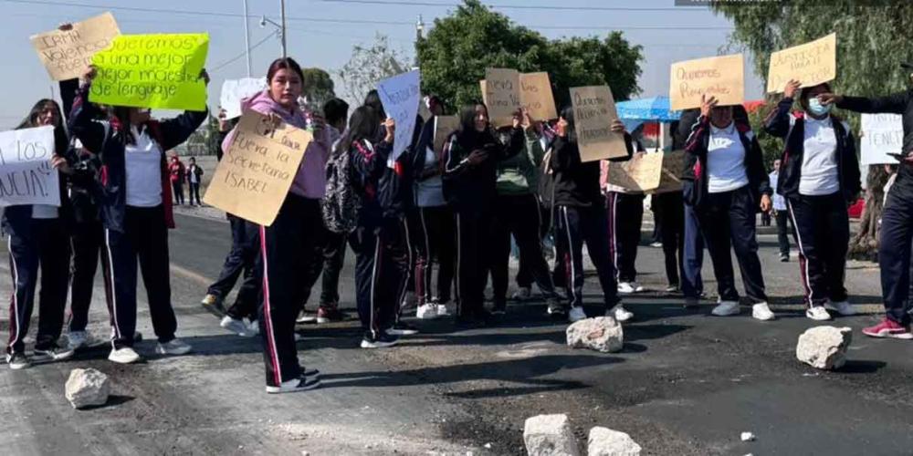 Estudiantes de la UPN Tehuacán protestan por desvío de recursos y represalias