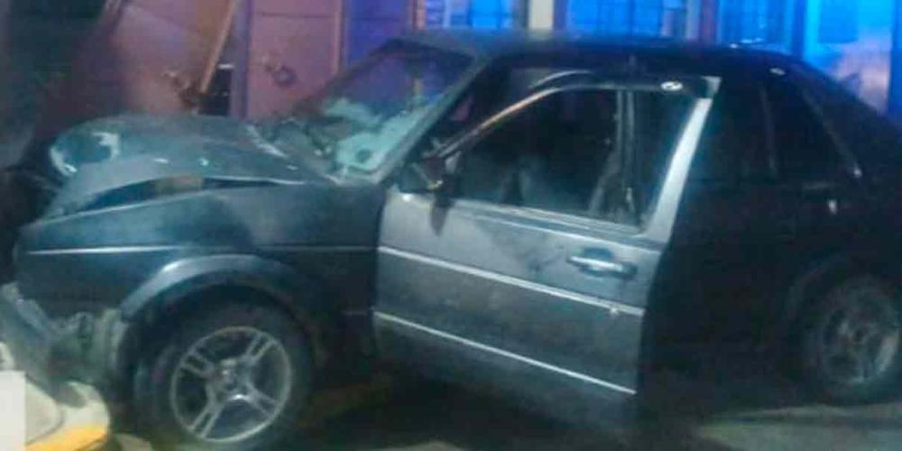 Borracho hizo chuza con vivienda, portón y auto en Xicotepec