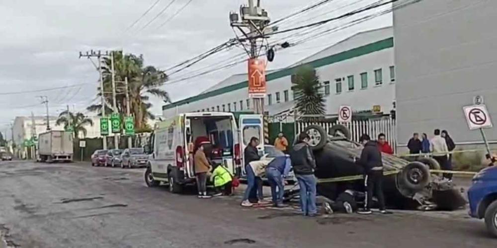 Baches provocan volcadura y tres lesionados en Cuautlancingo 