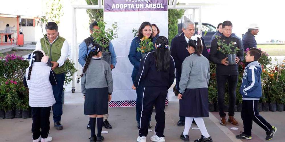 En primaria de Tlaxcalancingo, Lupita Cuautle inicia segunda jornada de “Adopta un árbol” 