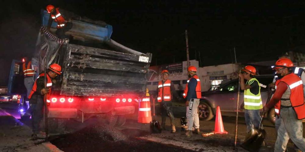 José Chedraui supervisa trabajos de bacheo nocturno en la ciudad de Puebla