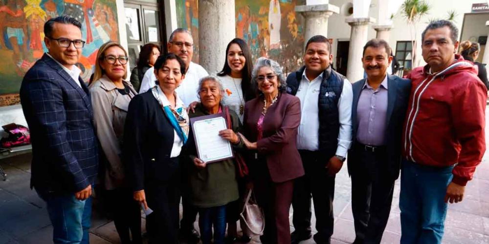 Tonantzin Fernández entrega constancias de alfabetización IEEA 