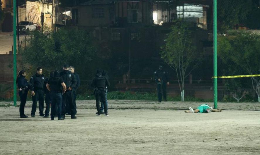 Frente a su familia en cancha de futbol en Tijuana, asesinan a hombre 