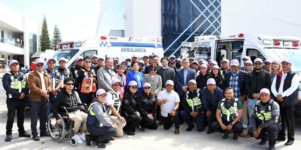 BUAP refuerza accesibilidad y atención médica con nuevas ambulancias y autobuses