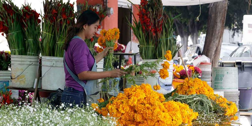 Celebración de Todos los Santos impulsó economía de vendedores de flores en Puebla