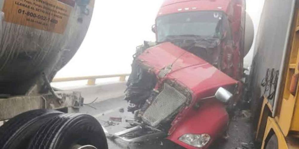 Densa niebla provoca aparatoso accidente entre dos tráileres y un auto