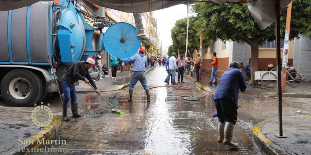 Lavan y liberan las calles colindantes al mercado Domingo Arenas