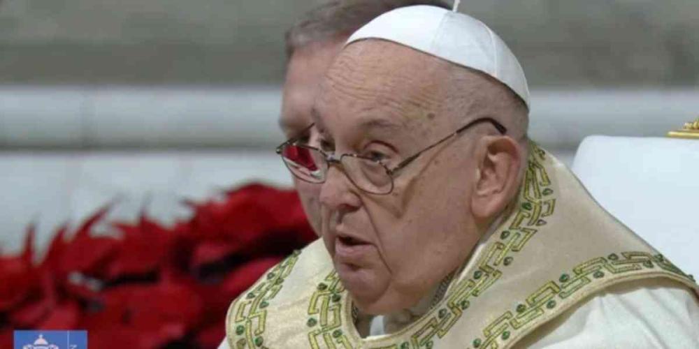 El papa Francisco llama a la acción contra las injusticias durante la Misa de Nochebuena en el Vaticano