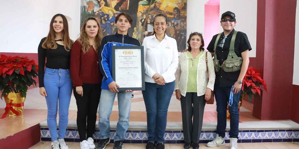  Ariadna Ayala entregó Premio Municipal del Deporte a Elios Berra