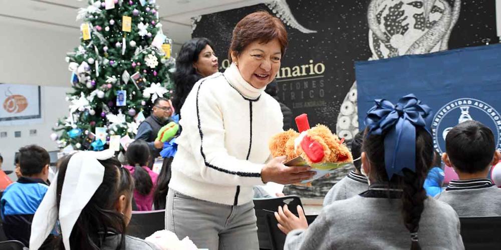 La BUAP y su campaña “Regala una sonrisa” entregan peluches y libros a niños de Xonacatepec 