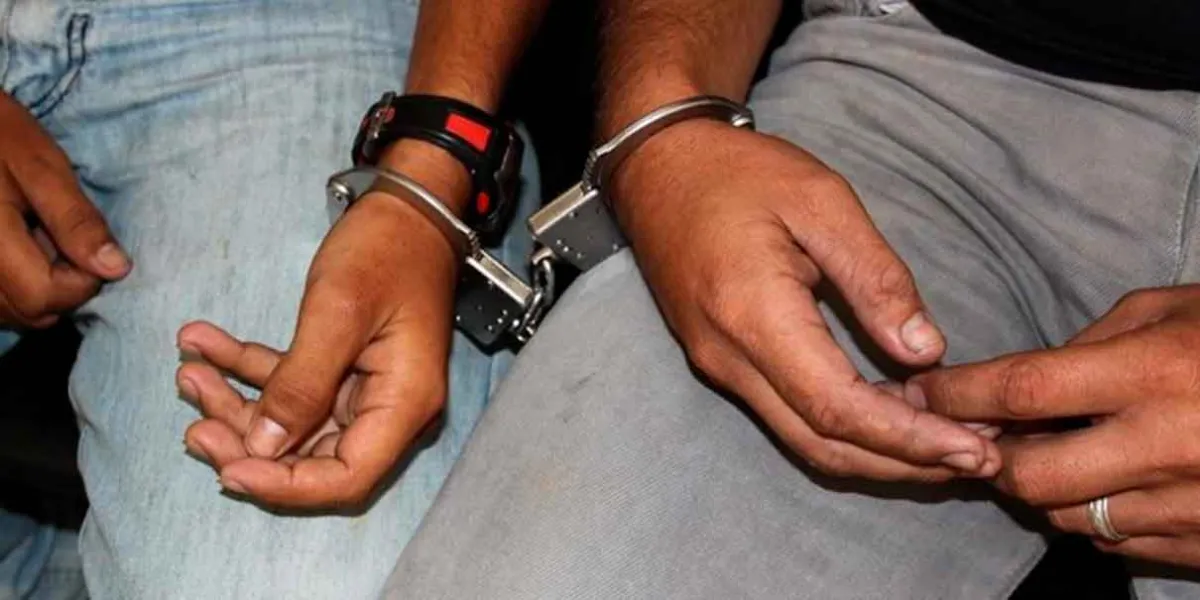 Detienen en Tepatlaxco a dos hombres con posible arma de fuego durante operativo 