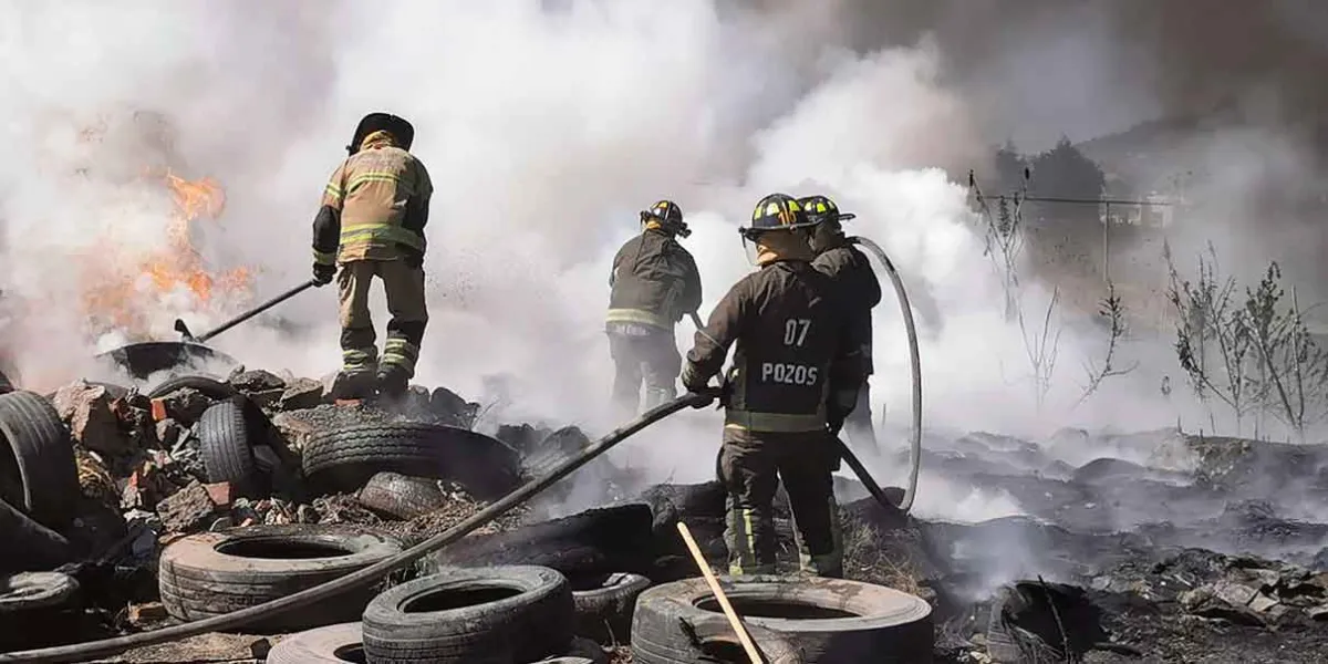 Sofocan incendio en depósito de llantas en Texmelucan; vecinos exigen clausura del lugar