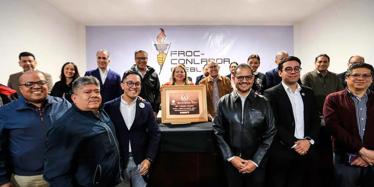 La ministra Loretta Ortiz recibe el reconocimiento 'Constantino Sánchez Romano' de la FROC Puebla