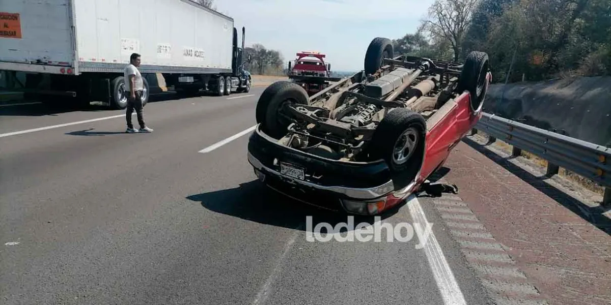 Accidente en San Salvador El Verde deja mercancía regada y carril bloqueado