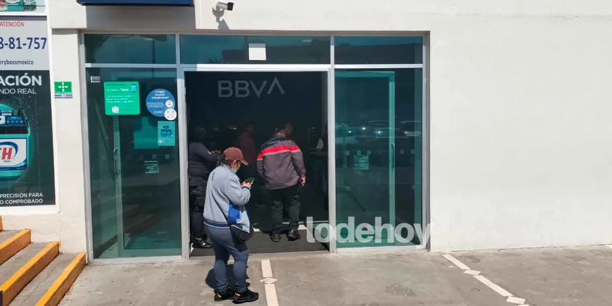 Asalto a banco de Texmelucan termina con un guardia herido y tres delincuentes en fuga