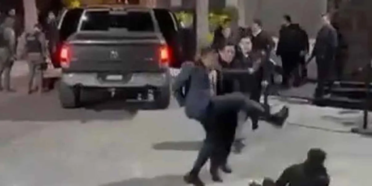 Policías fueron suspendidos por permitir golpiza a padre e hijo en Angelópolis
