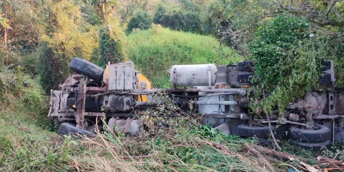 De milagro sobrevivió chofer de revolvedora al caer a barranca en la Sierra Norte