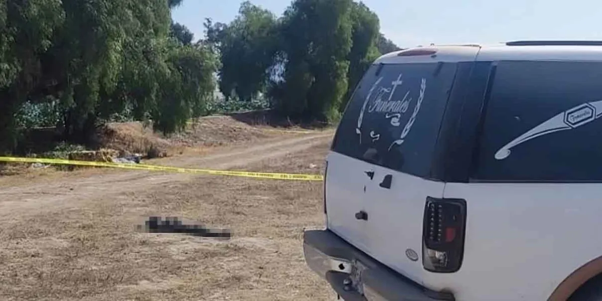 Abandonan cuerpo baleado y envuelto con una lona en Tecamachalco