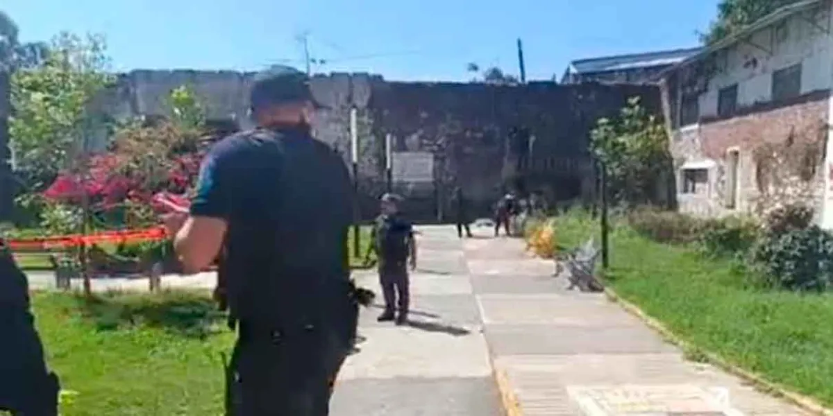 Hallan a hombre sin vida en plaza de Xicotepec; investigan causas del fallecimiento