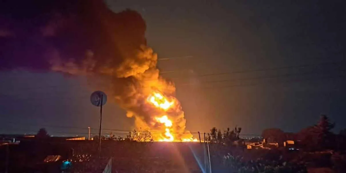 Impresionante incendio en recicladora en Canoa; más de cinco horas de lucha contra las llamas