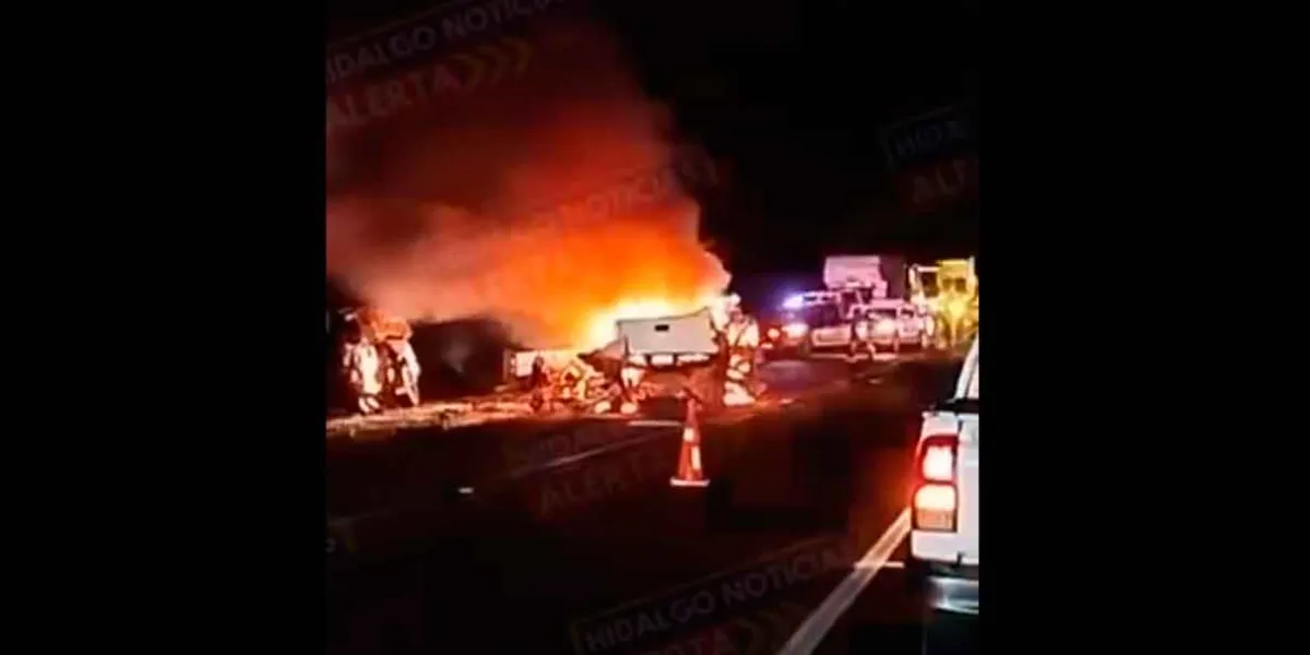 Dos muertos al estrellarse autobús y camioneta en la Sierra Norte