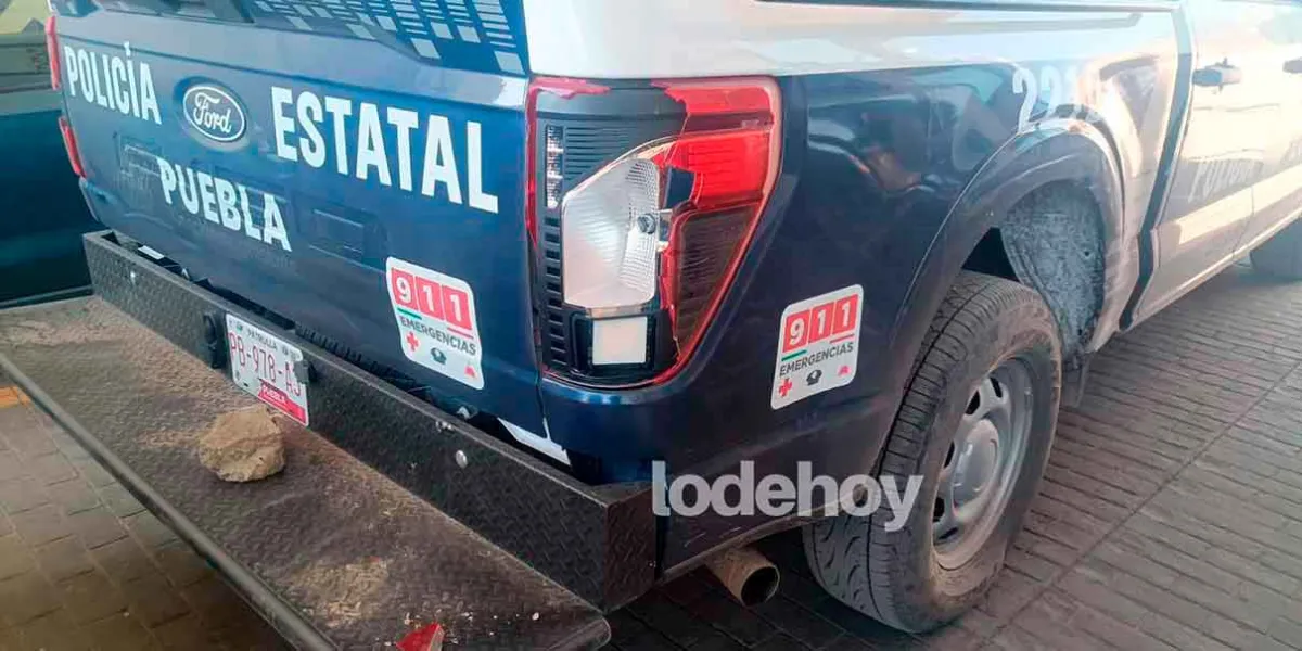 Desalojo en Texmelucan termina en agresión a policías y abogado; dos patrullas dañadas